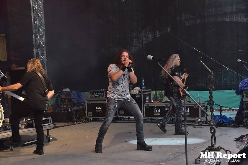 Loket dobyli rockeři a metalisté: Dymytry, Harlej, Arakain nebo Trautenberk rozvášnili fanoušky v podhradí