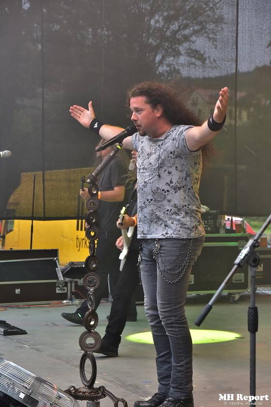 Loket dobyli rockeři a metalisté: Dymytry, Harlej, Arakain nebo Trautenberk rozvášnili fanoušky v podhradí