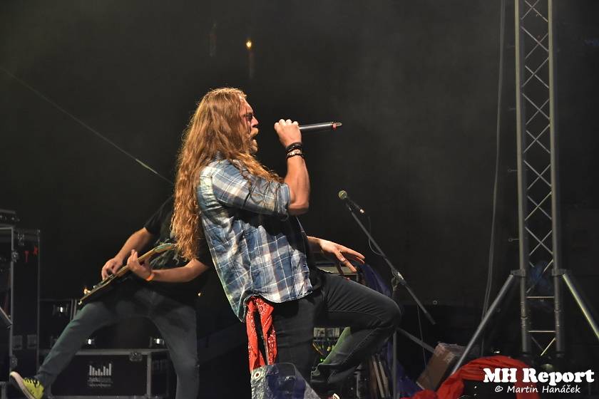 Loket dobyli rockeři a metalisté: Dymytry, Harlej, Arakain nebo Trautenberk rozvášnili fanoušky v podhradí