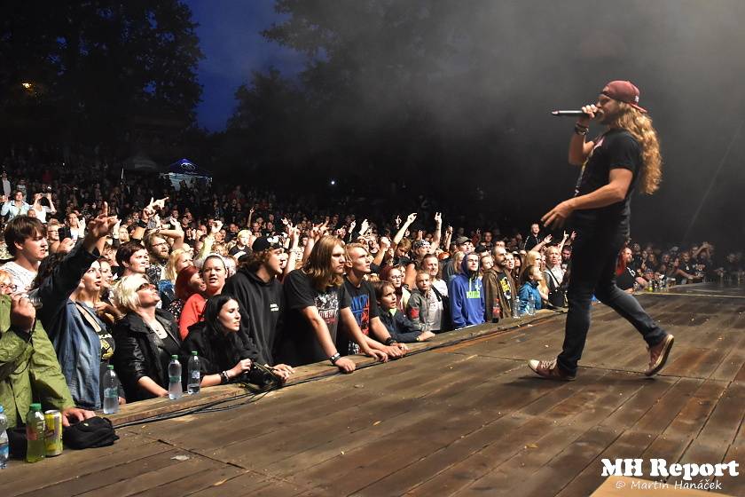 Loket dobyli rockeři a metalisté: Dymytry, Harlej, Arakain nebo Trautenberk rozvášnili fanoušky v podhradí