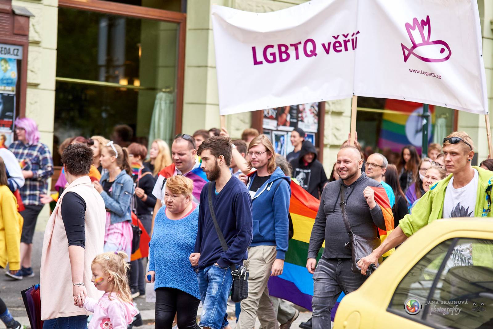 Pilsen Pride podruhé: Duhový průvod prošel Plzní, narušili ho demonstranti