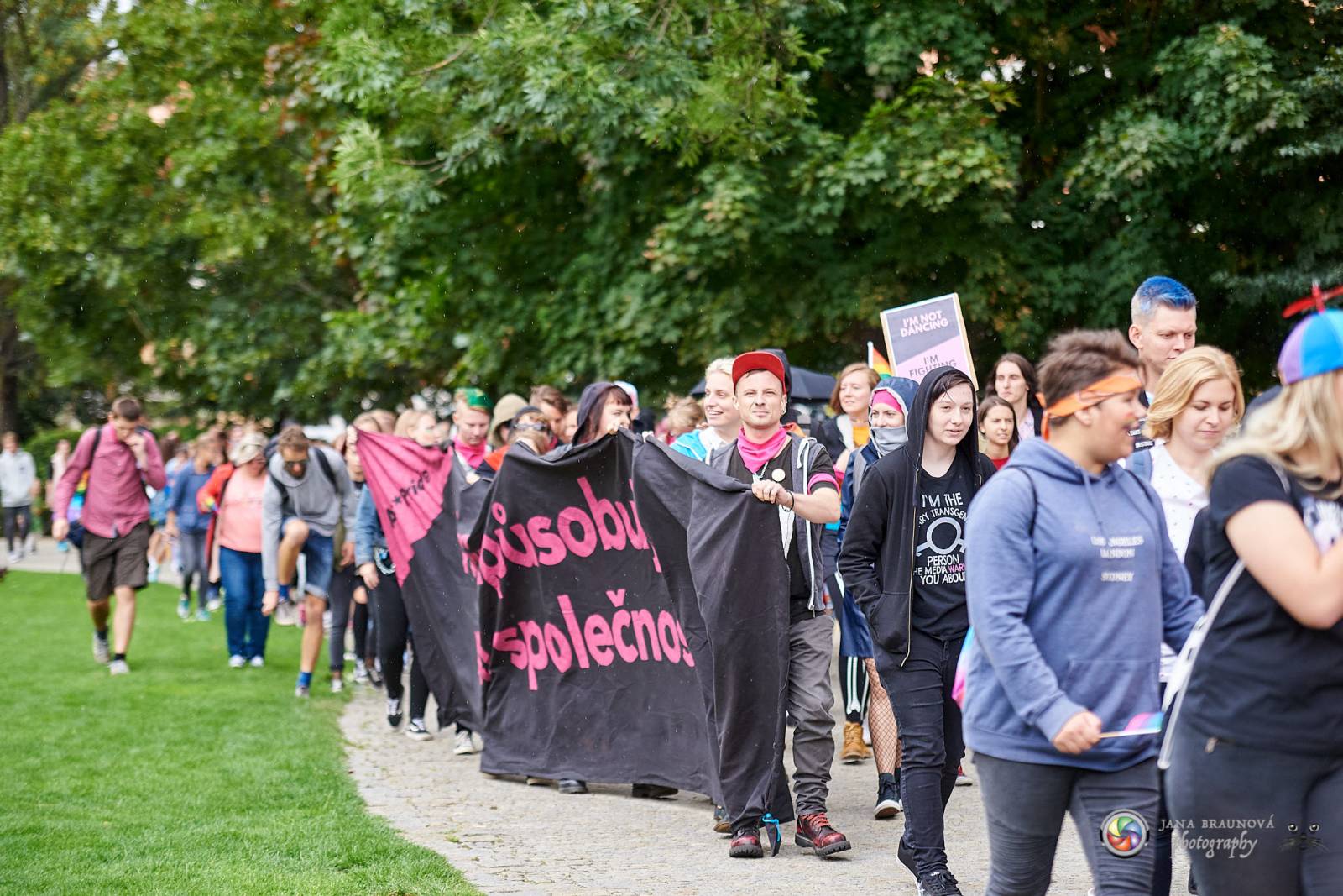 Pilsen Pride podruhé: Duhový průvod prošel Plzní, narušili ho demonstranti