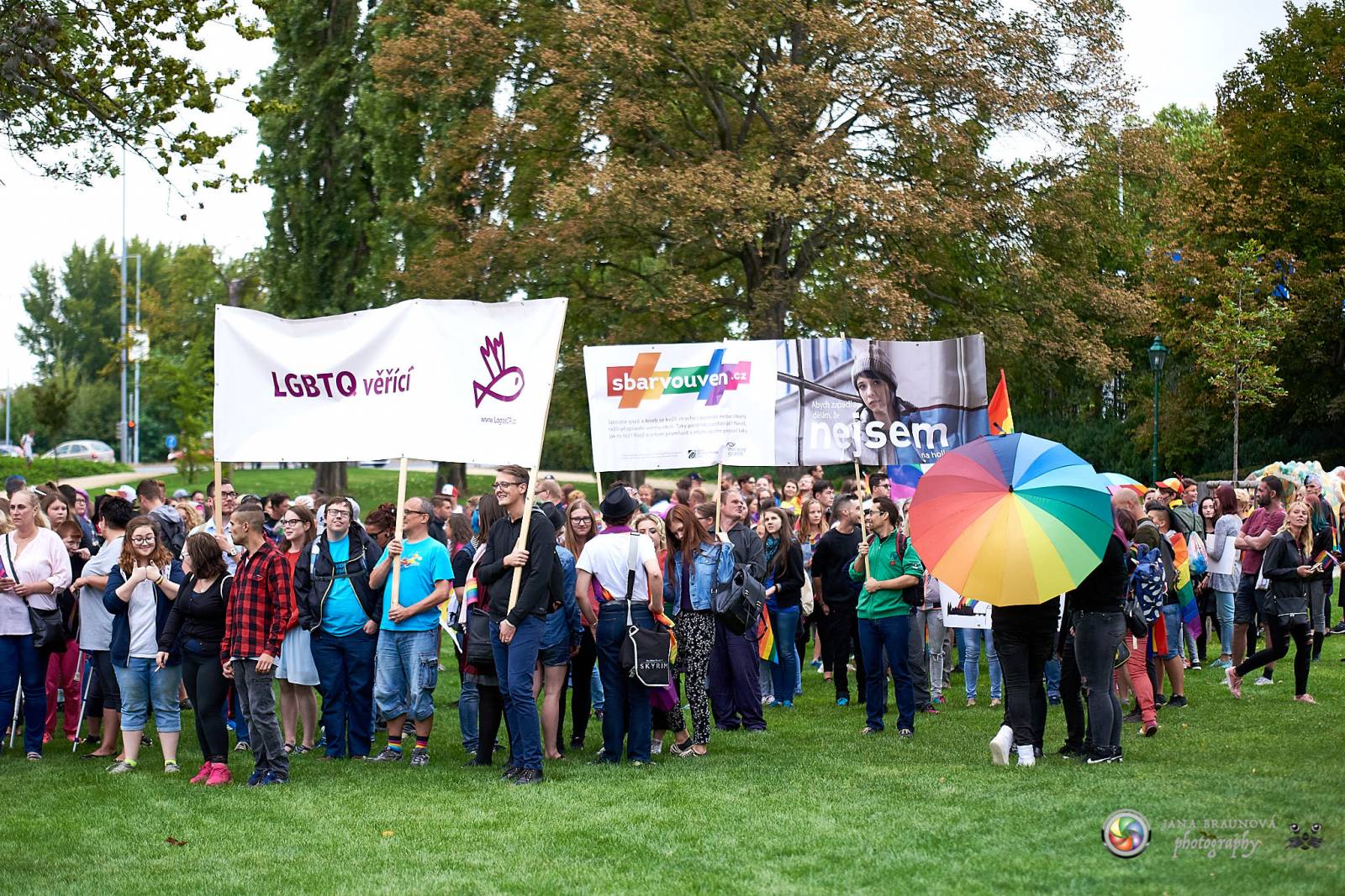 Pilsen Pride podruhé: Duhový průvod prošel Plzní, narušili ho demonstranti