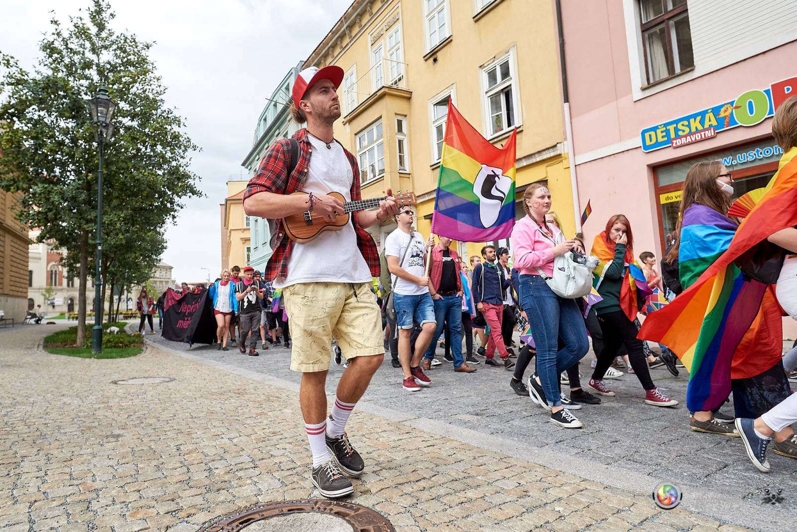 Pilsen Pride podruhé: Duhový průvod prošel Plzní, narušili ho demonstranti