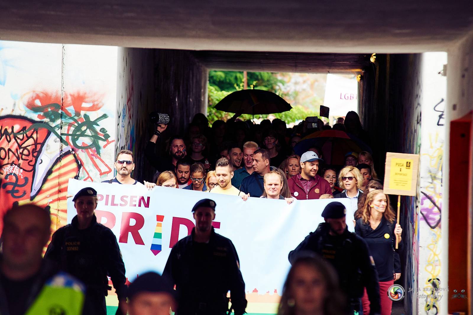Pilsen Pride podruhé: Duhový průvod prošel Plzní, narušili ho demonstranti