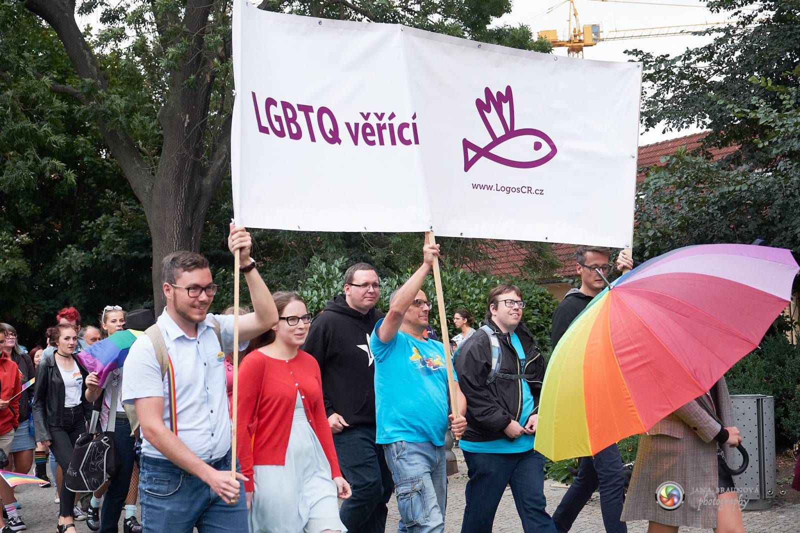 Pilsen Pride podruhé: Duhový průvod prošel Plzní, narušili ho demonstranti