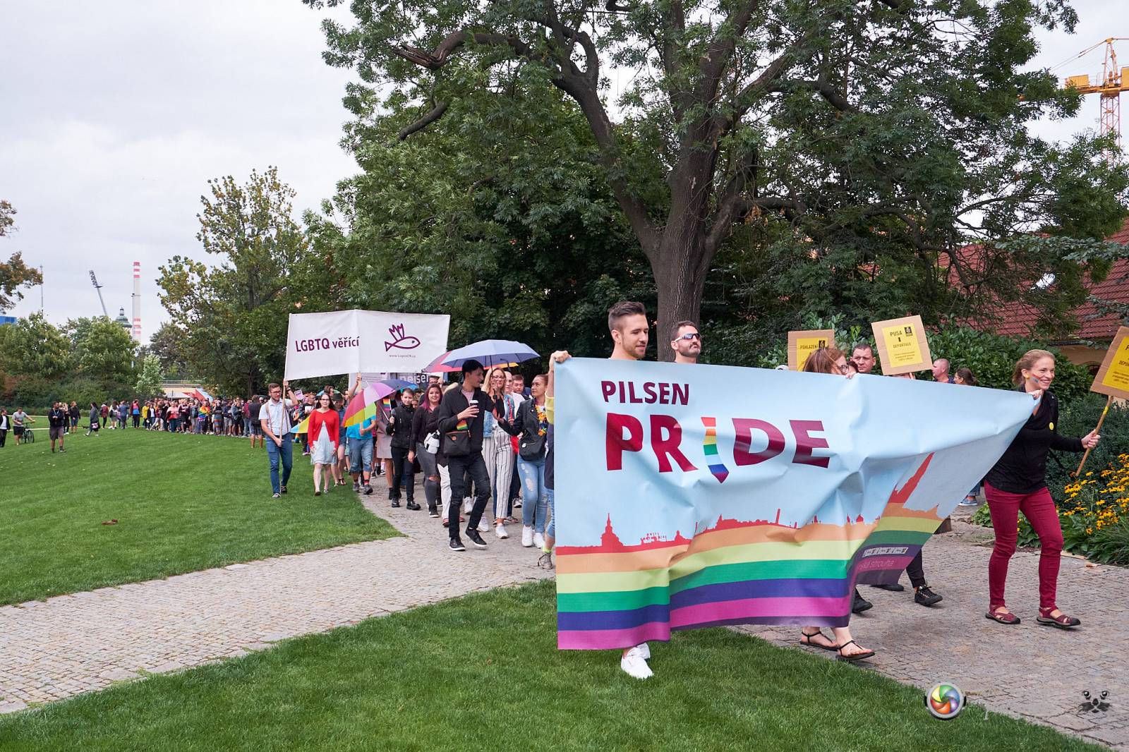 Pilsen Pride podruhé: Duhový průvod prošel Plzní, narušili ho demonstranti