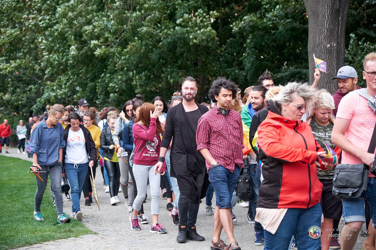 Pilsen Pride podruhé: Duhový průvod prošel Plzní, narušili ho demonstranti