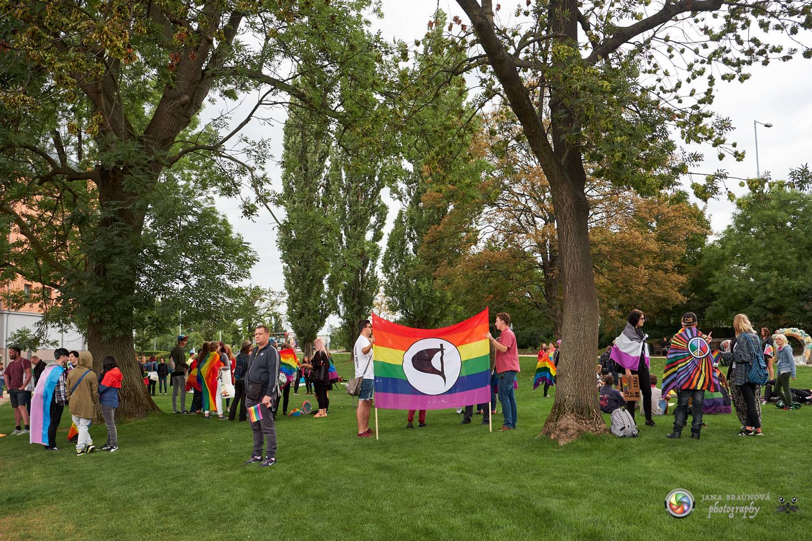 Pilsen Pride podruhé: Duhový průvod prošel Plzní, narušili ho demonstranti