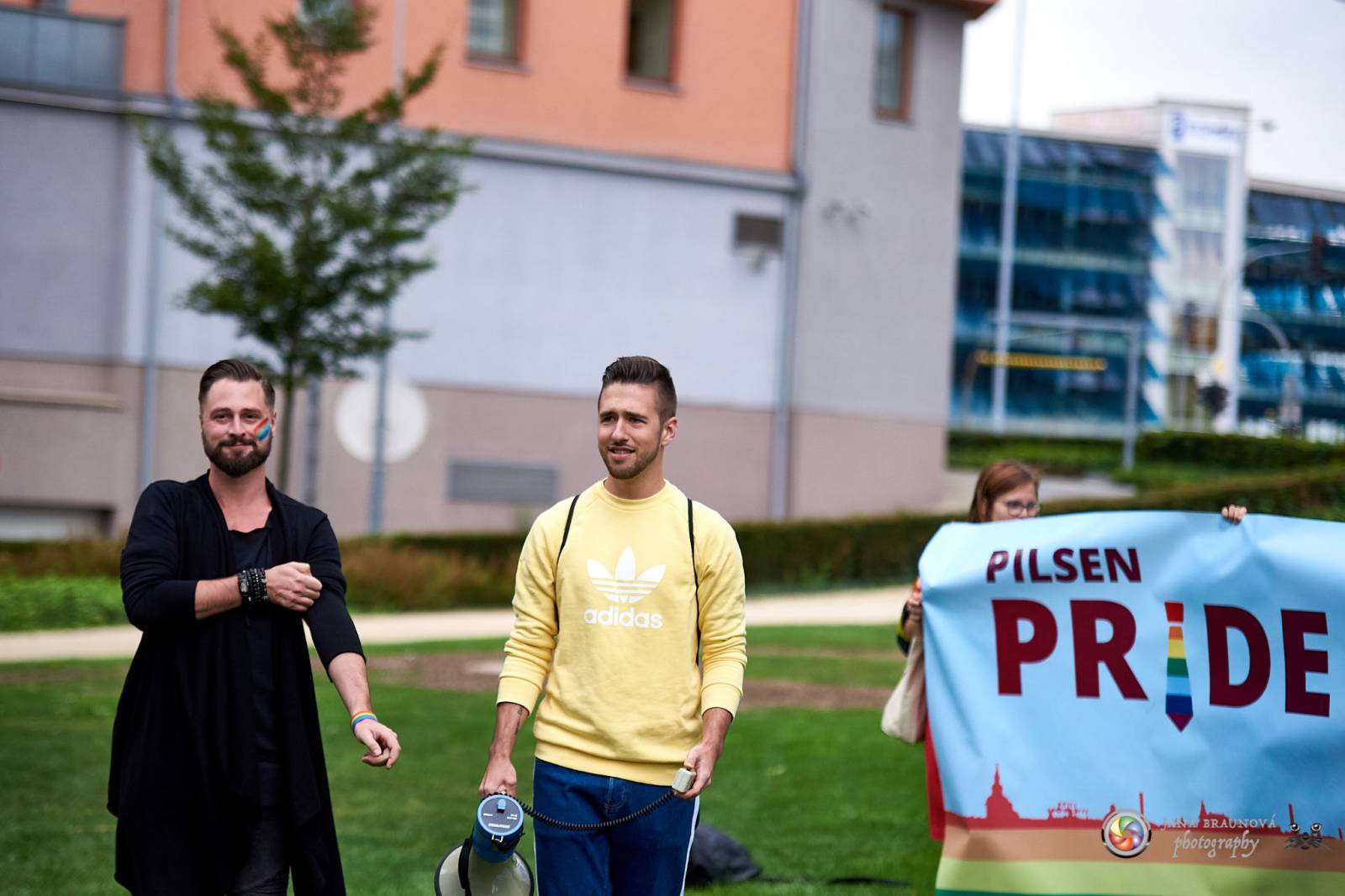 Pilsen Pride podruhé: Duhový průvod prošel Plzní, narušili ho demonstranti