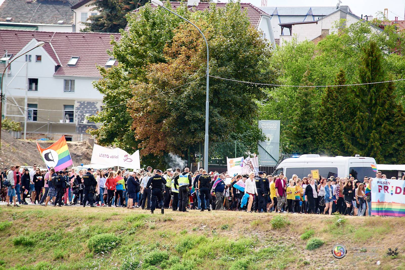 Pilsen Pride podruhé: Duhový průvod prošel Plzní, narušili ho demonstranti