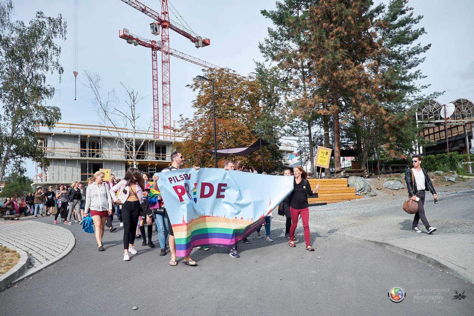 Pilsen Pride podruhé: Duhový průvod prošel Plzní, narušili ho demonstranti