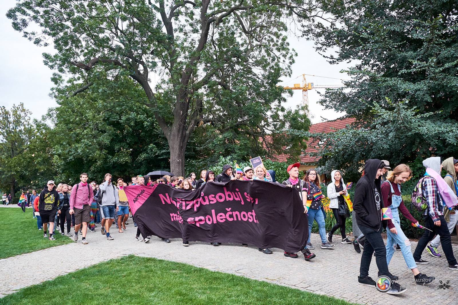 Pilsen Pride podruhé: Duhový průvod prošel Plzní, narušili ho demonstranti