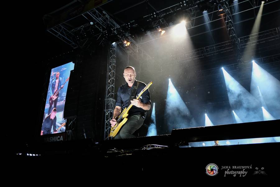 Létofest pokračuje v Plzni: První den odráželi nápor deště Chinaski, Mig 21 i BSP