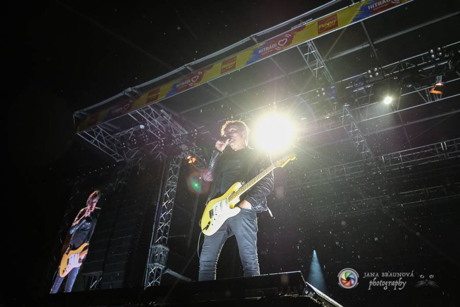 Létofest pokračuje v Plzni: První den odráželi nápor deště Chinaski, Mig 21 i BSP