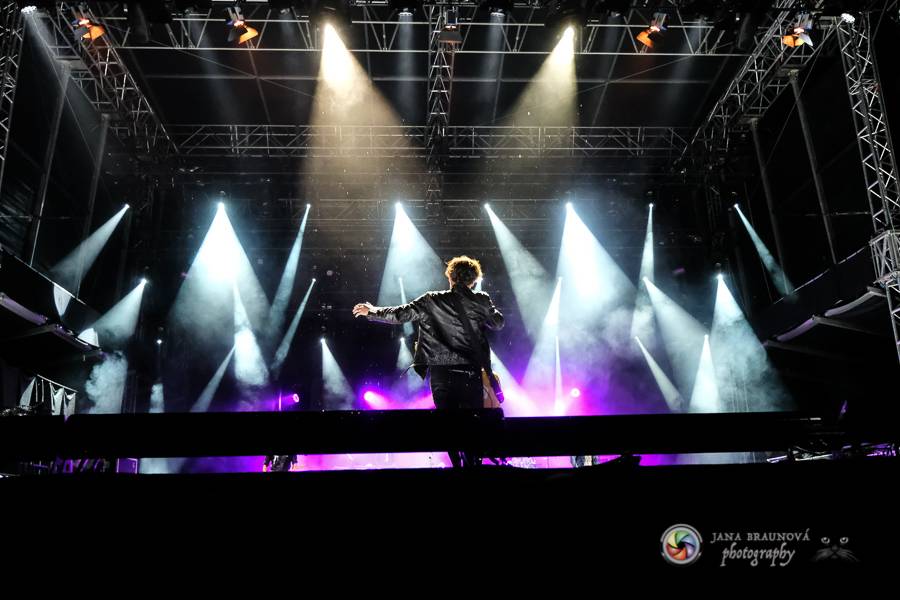 Létofest pokračuje v Plzni: První den odráželi nápor deště Chinaski, Mig 21 i BSP