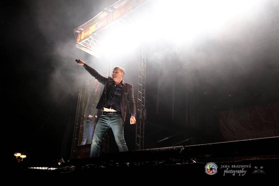 Létofest pokračuje v Plzni: První den odráželi nápor deště Chinaski, Mig 21 i BSP