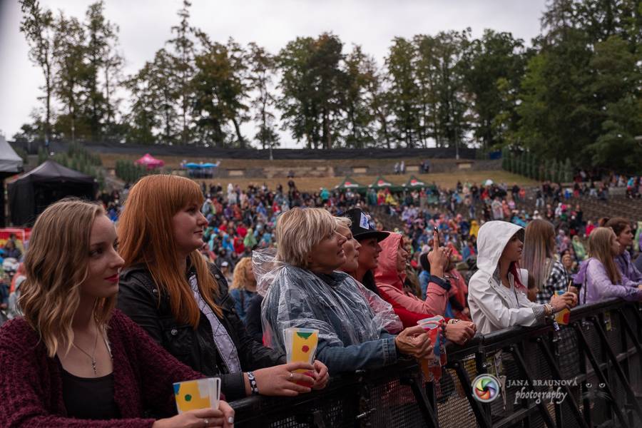 Létofest pokračuje v Plzni: První den odráželi nápor deště Chinaski, Mig 21 i BSP