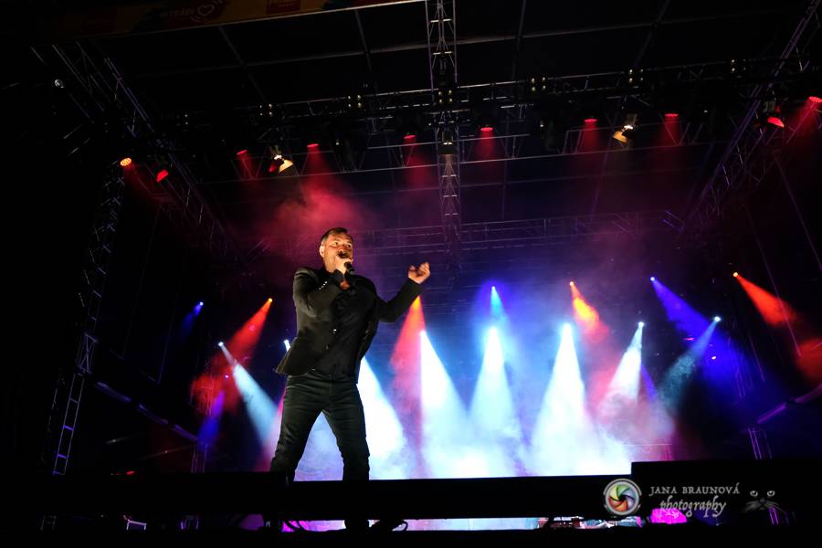 Létofest pokračuje v Plzni: První den odráželi nápor deště Chinaski, Mig 21 i BSP