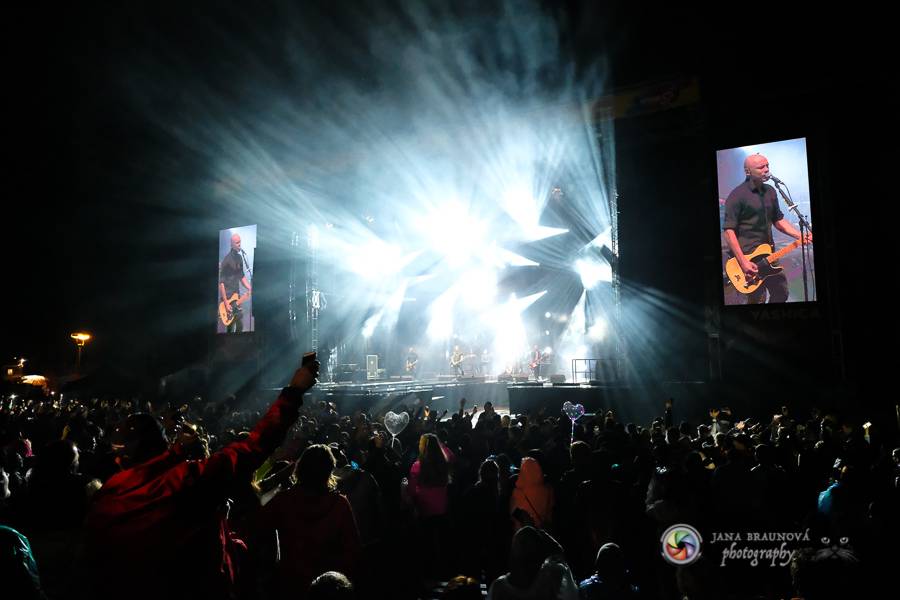 Létofest pokračuje v Plzni: První den odráželi nápor deště Chinaski, Mig 21 i BSP