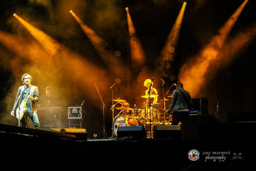 Létofest pokračuje v Plzni: První den odráželi nápor deště Chinaski, Mig 21 i BSP