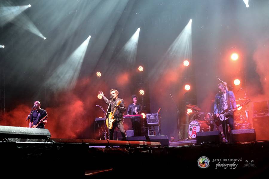 Létofest pokračuje v Plzni: První den odráželi nápor deště Chinaski, Mig 21 i BSP