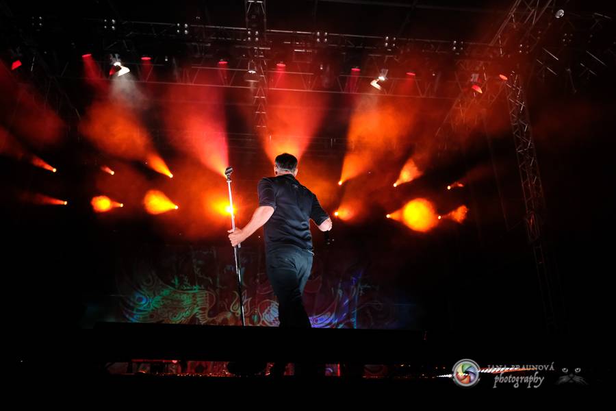 Létofest pokračuje v Plzni: První den odráželi nápor deště Chinaski, Mig 21 i BSP