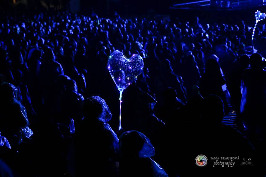 Létofest pokračuje v Plzni: První den odráželi nápor deště Chinaski, Mig 21 i BSP