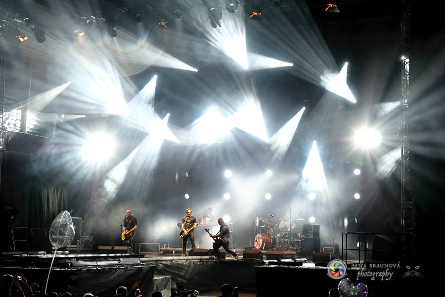 Létofest pokračuje v Plzni: První den odráželi nápor deště Chinaski, Mig 21 i BSP