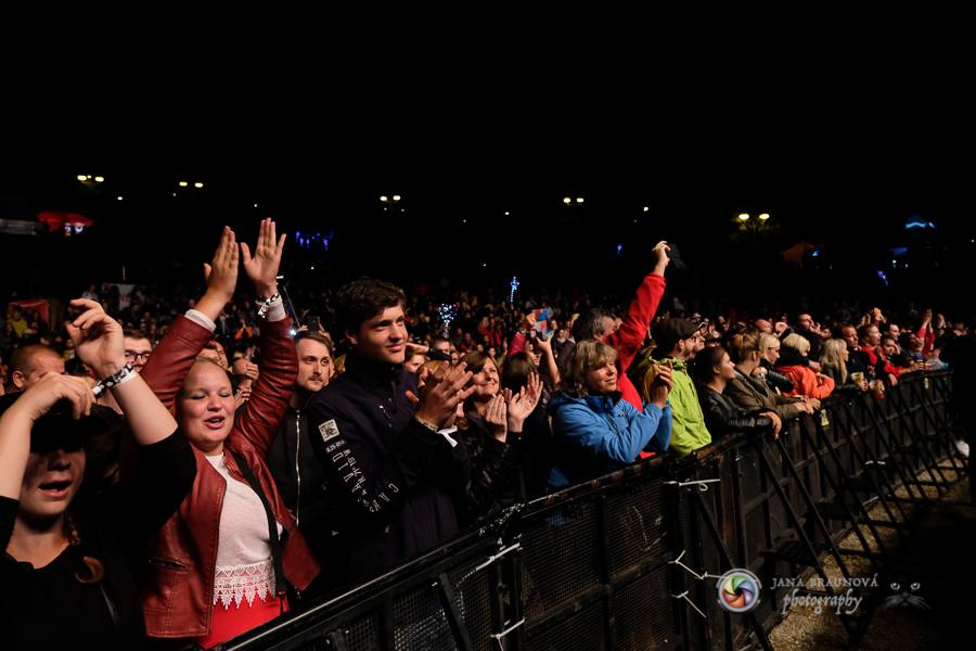 Létofest pokračuje v Plzni: První den odráželi nápor deště Chinaski, Mig 21 i BSP