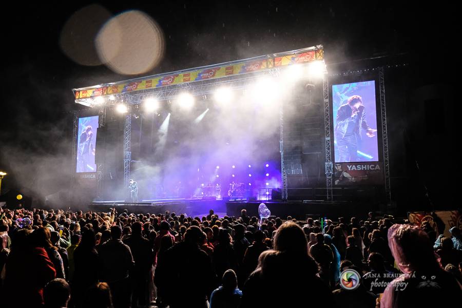 Létofest pokračuje v Plzni: První den odráželi nápor deště Chinaski, Mig 21 i BSP