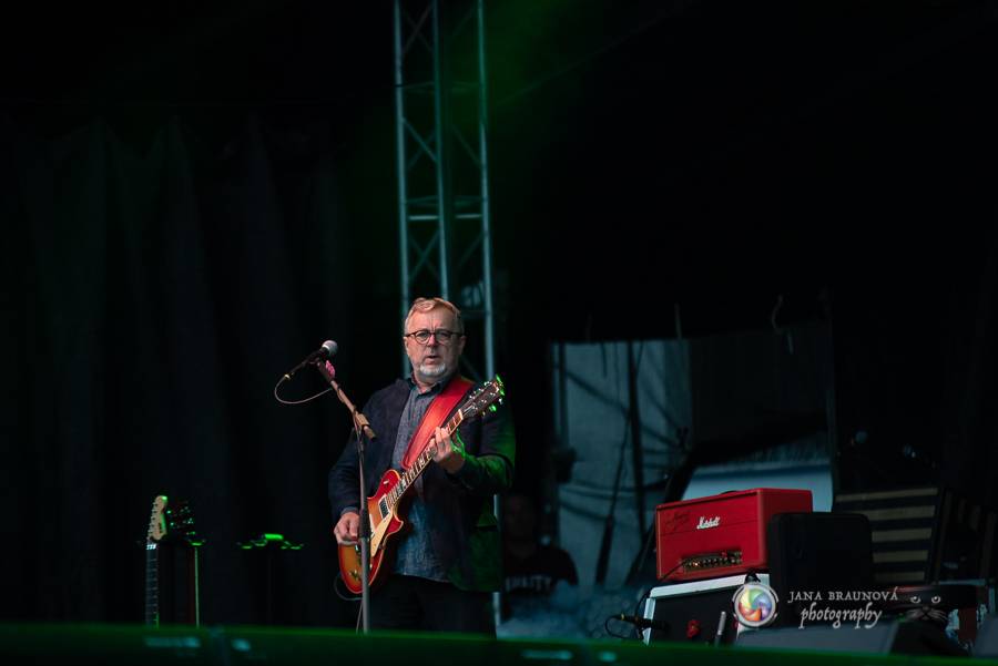 Létofest pokračuje v Plzni: První den odráželi nápor deště Chinaski, Mig 21 i BSP