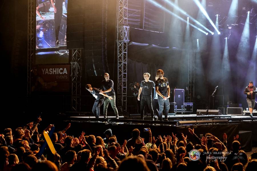 Létofest pokračuje v Plzni: První den odráželi nápor deště Chinaski, Mig 21 i BSP