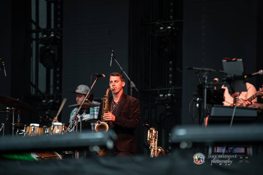 Létofest pokračuje v Plzni: První den odráželi nápor deště Chinaski, Mig 21 i BSP