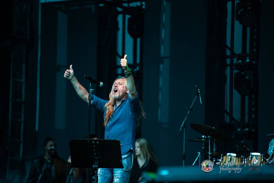 Létofest pokračuje v Plzni: První den odráželi nápor deště Chinaski, Mig 21 i BSP