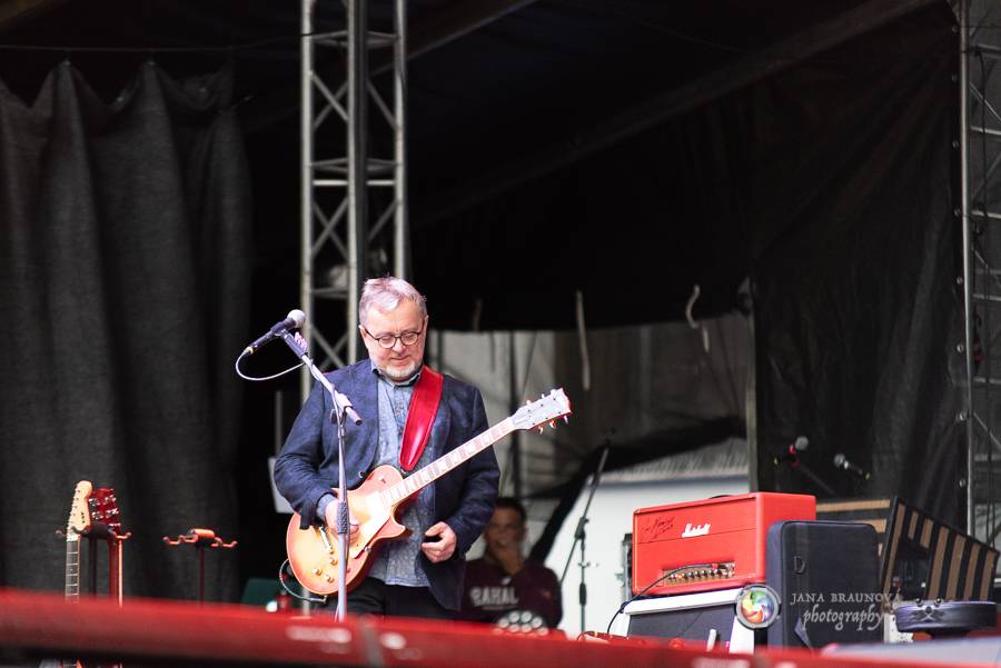 Létofest pokračuje v Plzni: První den odráželi nápor deště Chinaski, Mig 21 i BSP