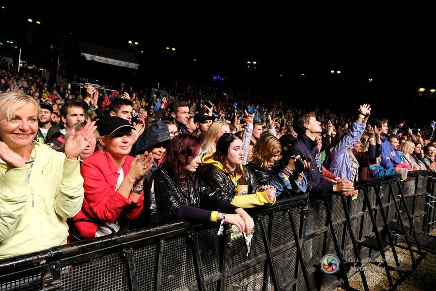 Létofest pokračuje v Plzni: První den odráželi nápor deště Chinaski, Mig 21 i BSP