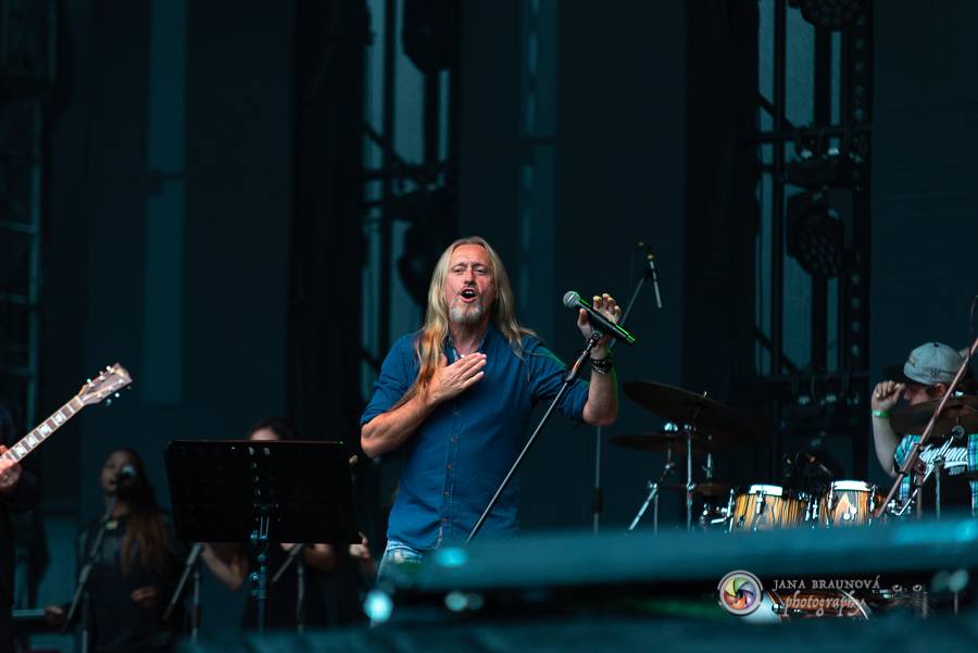 Létofest pokračuje v Plzni: První den odráželi nápor deště Chinaski, Mig 21 i BSP