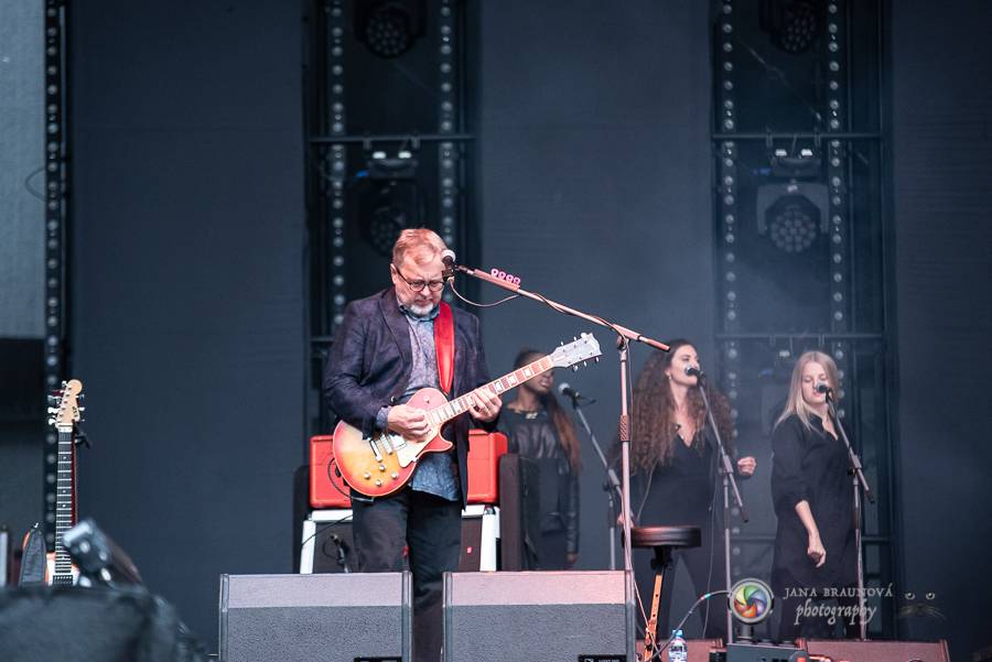 Létofest pokračuje v Plzni: První den odráželi nápor deště Chinaski, Mig 21 i BSP