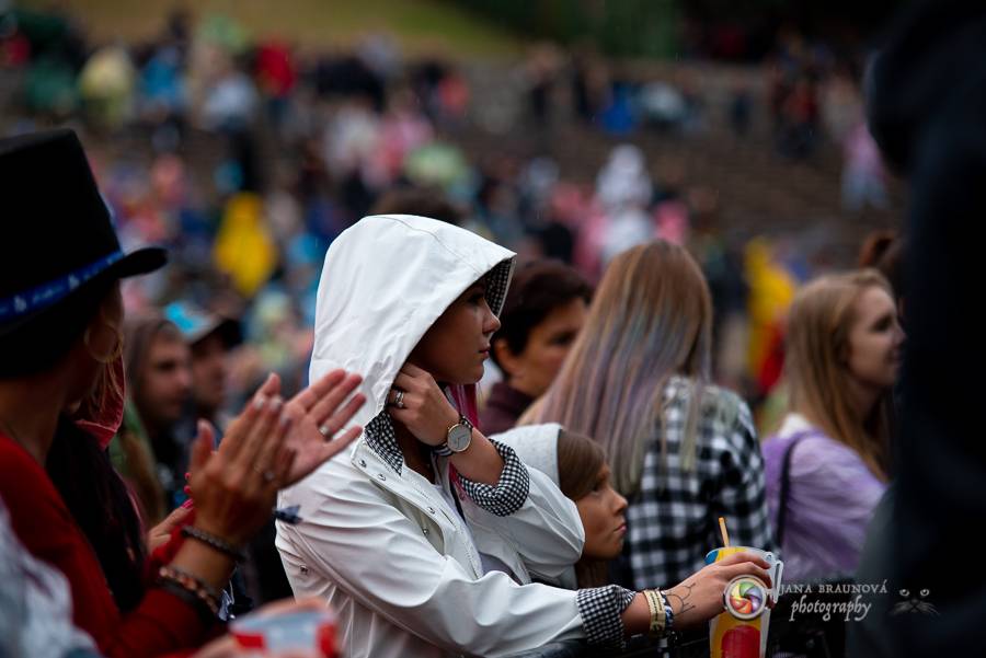 Létofest pokračuje v Plzni: První den odráželi nápor deště Chinaski, Mig 21 i BSP