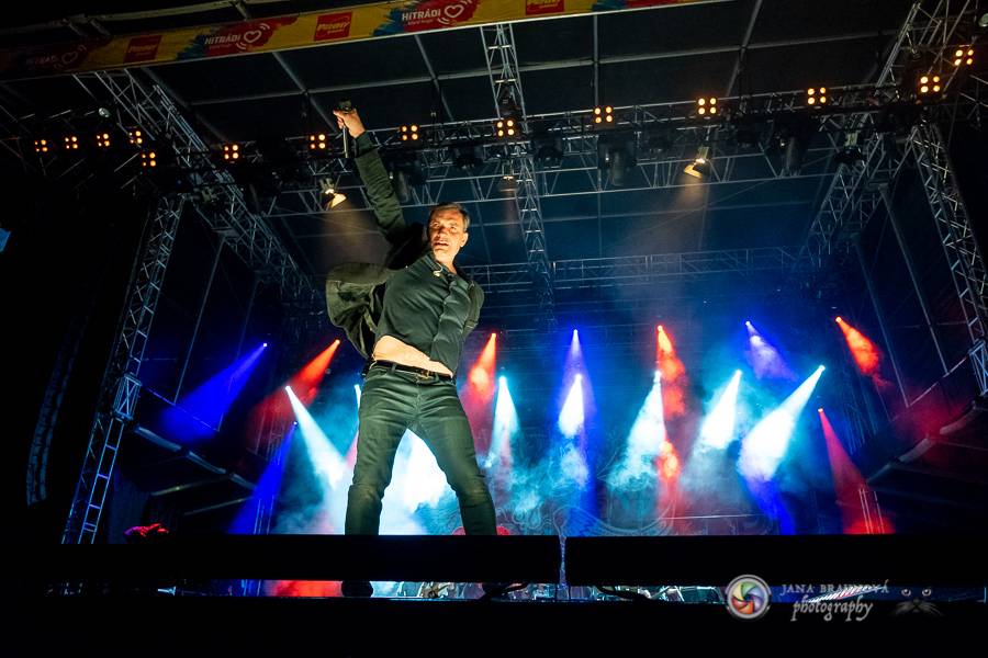 Létofest pokračuje v Plzni: První den odráželi nápor deště Chinaski, Mig 21 i BSP