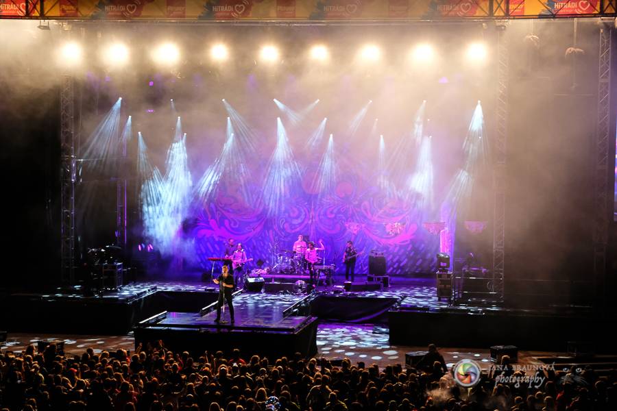 Létofest pokračuje v Plzni: První den odráželi nápor deště Chinaski, Mig 21 i BSP