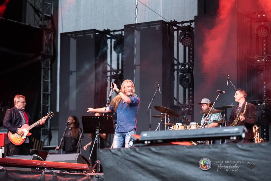 Létofest pokračuje v Plzni: První den odráželi nápor deště Chinaski, Mig 21 i BSP