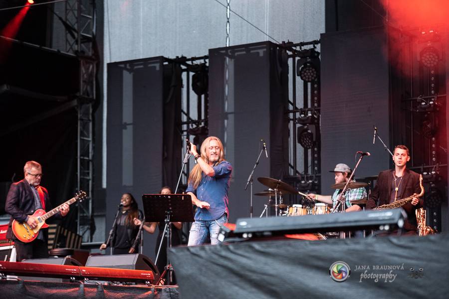 Létofest pokračuje v Plzni: První den odráželi nápor deště Chinaski, Mig 21 i BSP