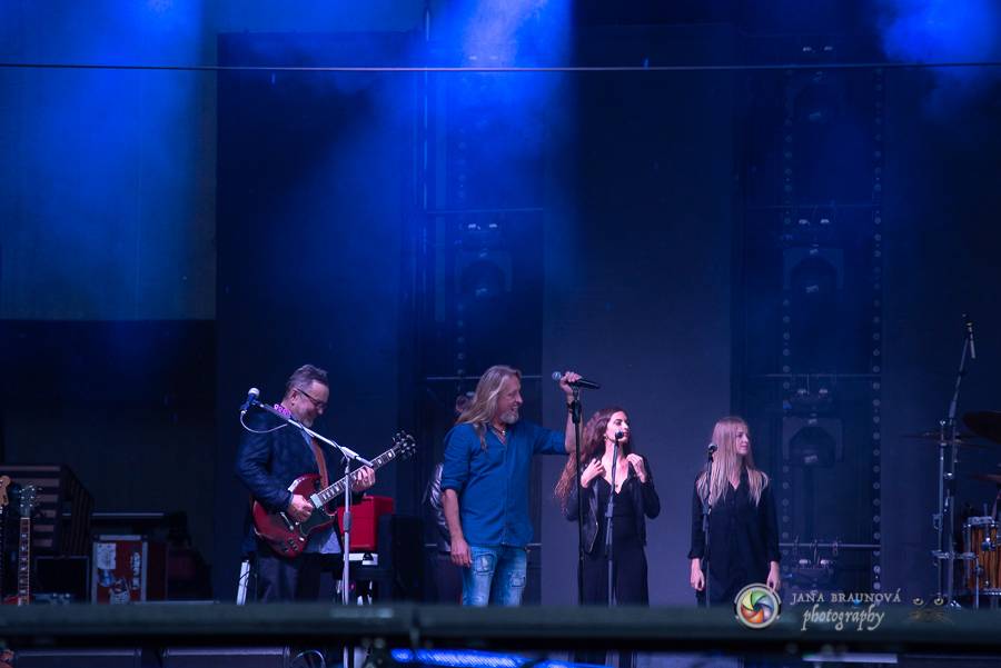 Létofest pokračuje v Plzni: První den odráželi nápor deště Chinaski, Mig 21 i BSP