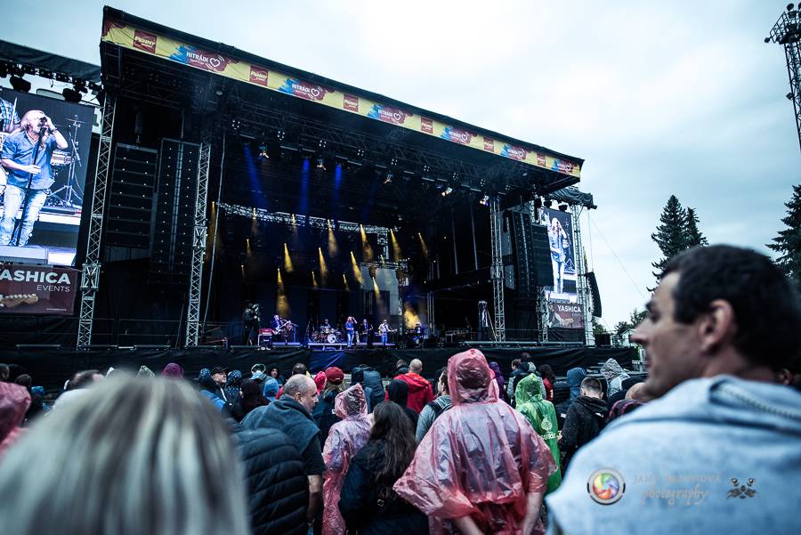 Létofest pokračuje v Plzni: První den odráželi nápor deště Chinaski, Mig 21 i BSP