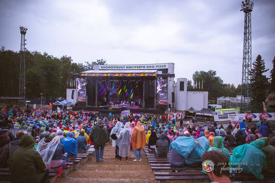 Létofest pokračuje v Plzni: První den odráželi nápor deště Chinaski, Mig 21 i BSP