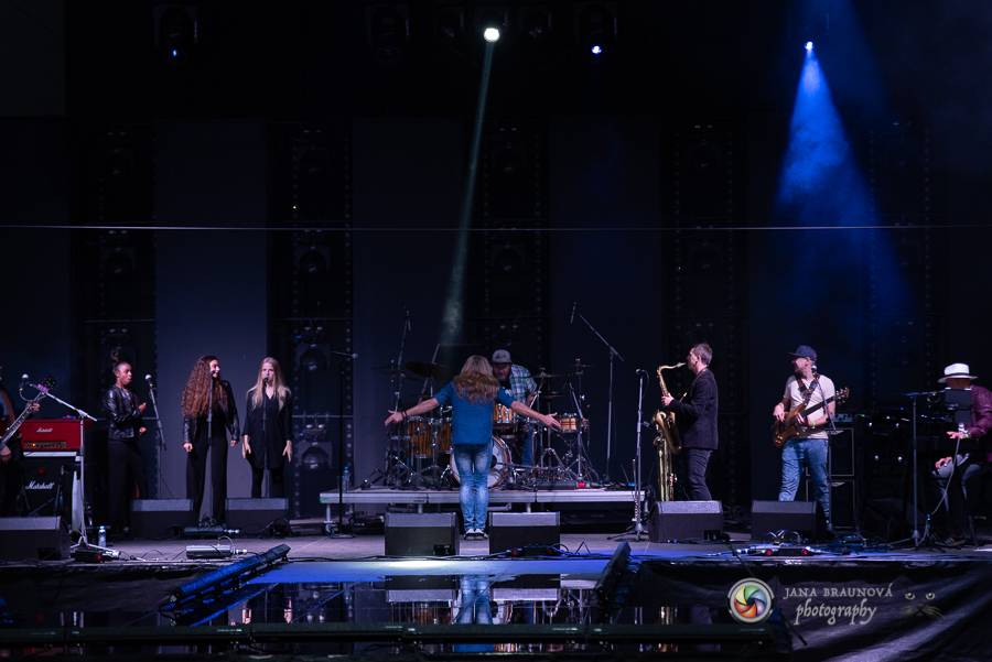 Létofest pokračuje v Plzni: První den odráželi nápor deště Chinaski, Mig 21 i BSP