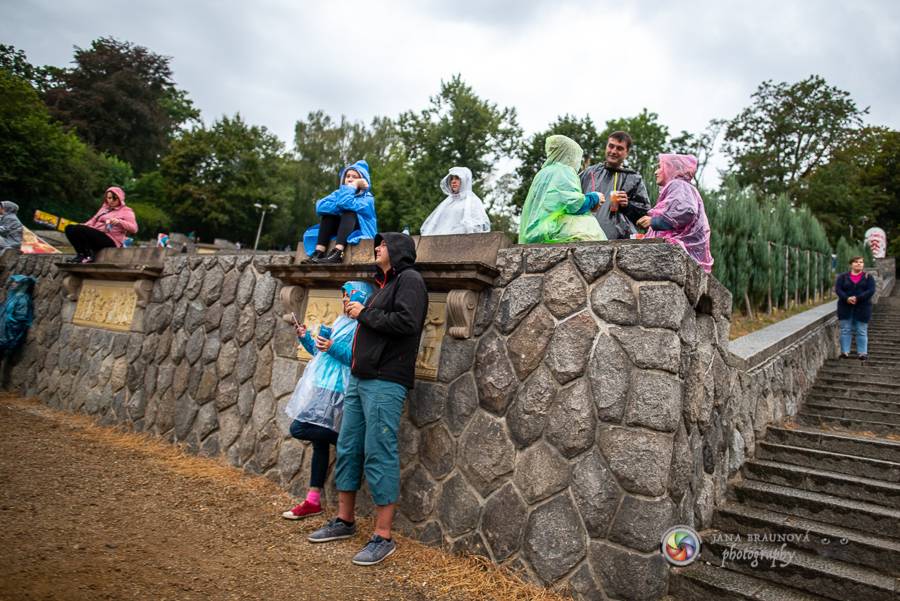Létofest pokračuje v Plzni: První den odráželi nápor deště Chinaski, Mig 21 i BSP