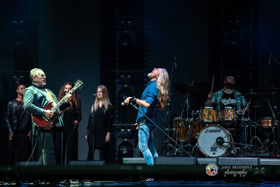 Létofest pokračuje v Plzni: První den odráželi nápor deště Chinaski, Mig 21 i BSP